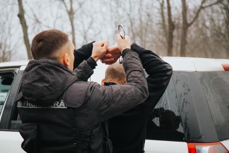 15 000 de dolari pentru a trece ilegal hotarul moldo-ucrainean. Schemă destructurată