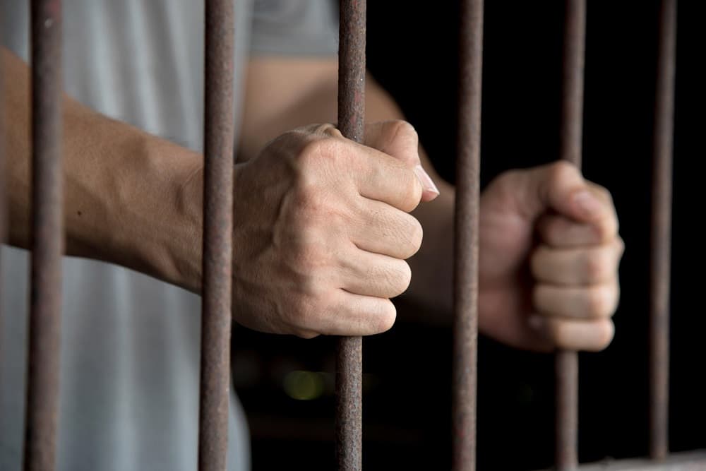 Și-a ucis în bătaie fiul după o ceartă la beție. Un bărbat din Sîngerei, trimis după gratii