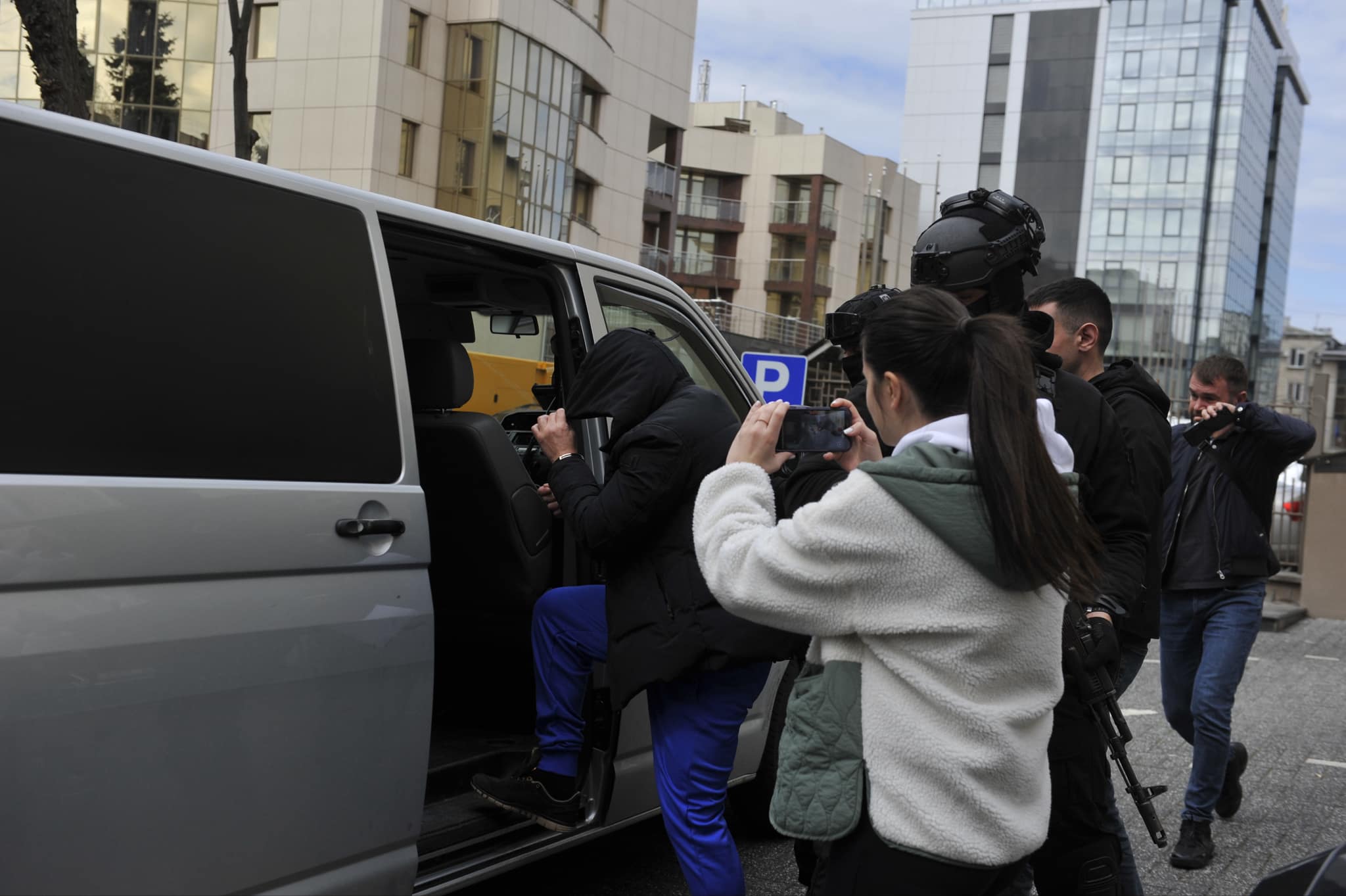FOTO // Criminalul Alexandr Sinigur, escortat în izolator după audierile de la PCCOCS