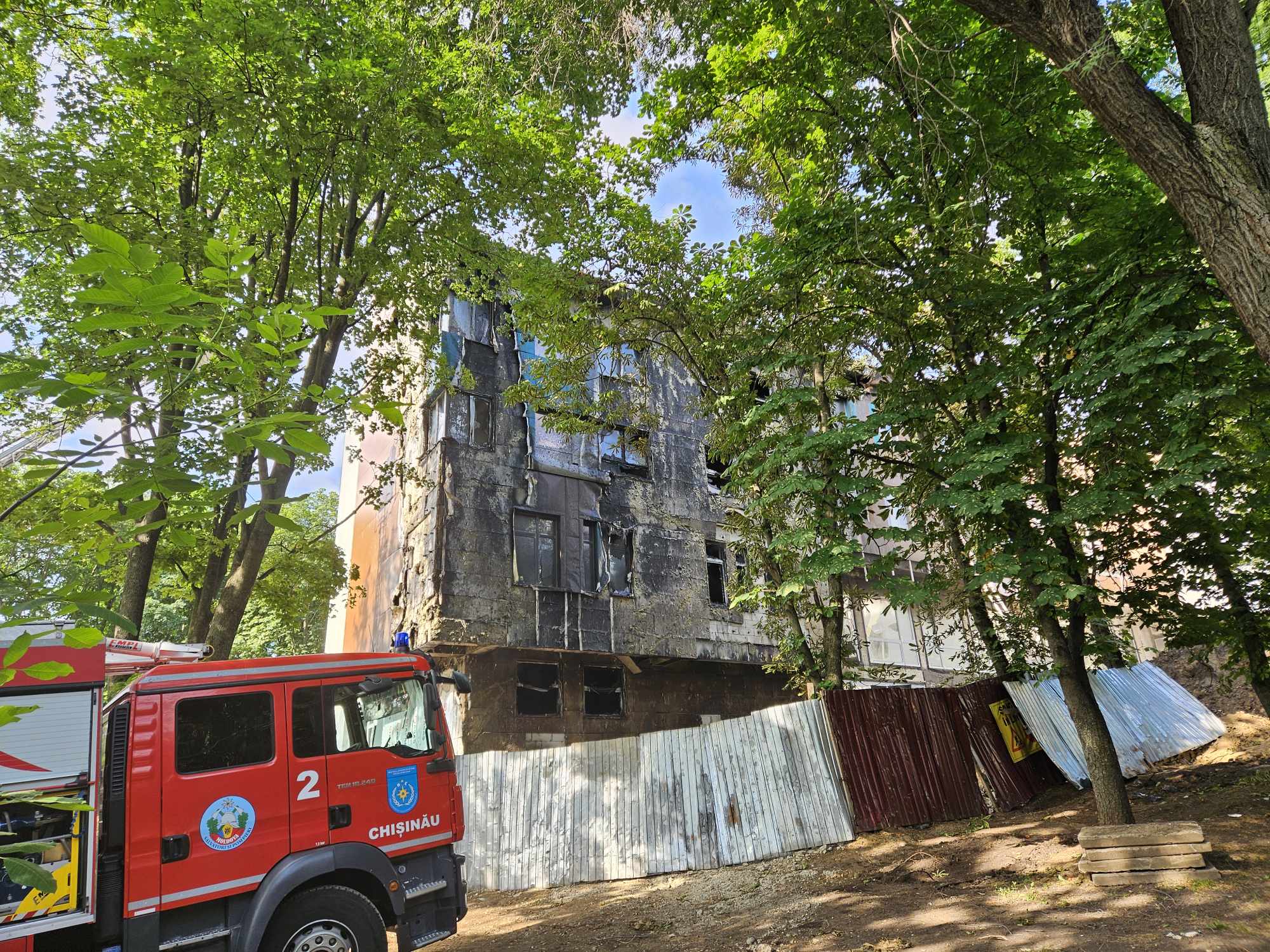 FOTO // Incendiu la Institutul de Neurologie și Neurochirurgie din Chișinău: flăcările au cuprins fațada unei clădiri în construcție