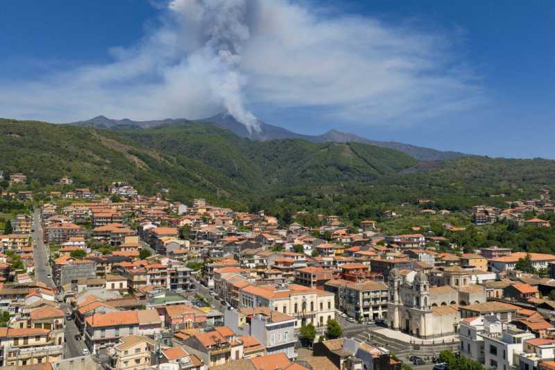 Vulcanul Etna din Sicilia erupe din nou; norul de cenușă a ajuns la 6.000 de metri înălțime
