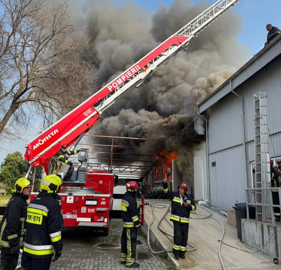 Chișinău // Incendiu de amploare la un depozit de mobilă din sectorul Botanica
