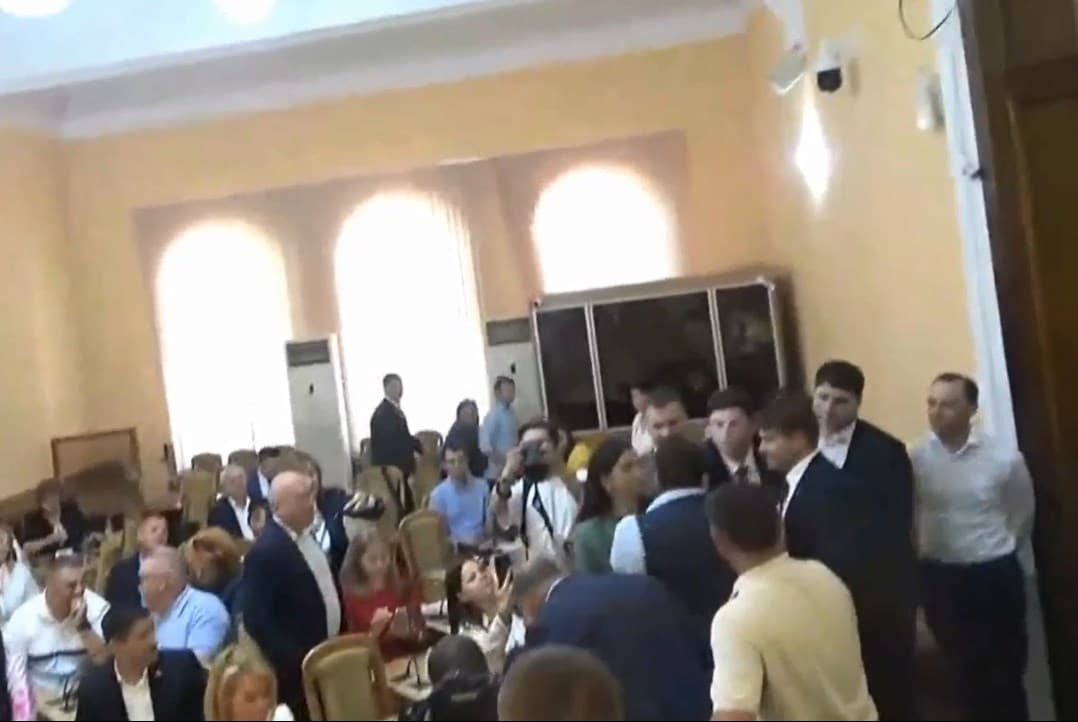 VIDEO // Altercații în CMC. Consilierii PAS și MAN, la un pas de bătaie