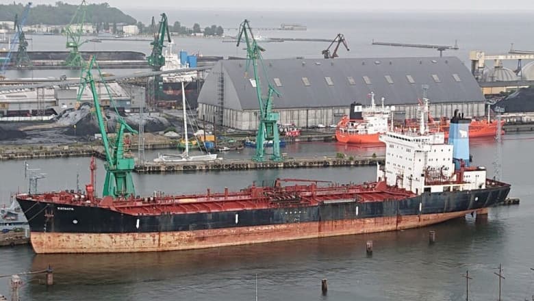 Un petrolier rusesc care a stat opt ani într-un port din Polonia e trimis în Danemarca și „tăiat în bucăți”: „Scoatem fierul vechi”
