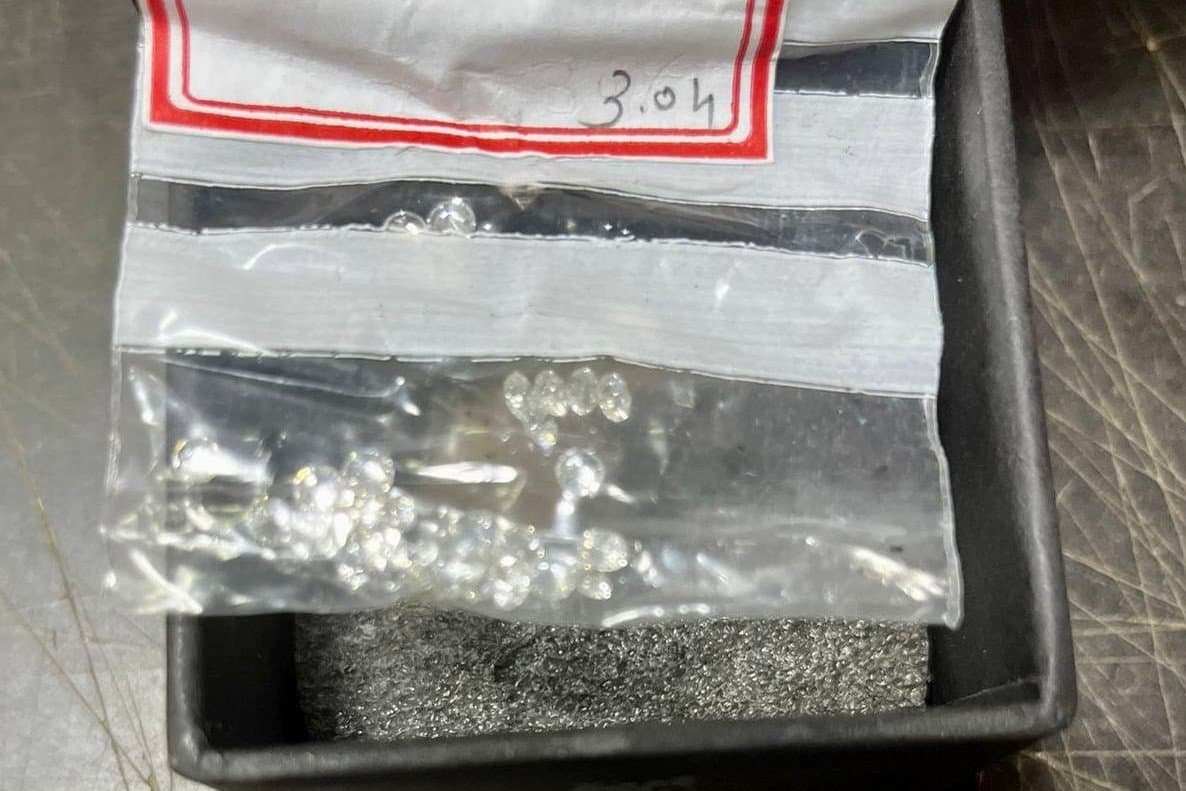 Diamante nedeclarate, depistate într-un colet poștal trimis din India