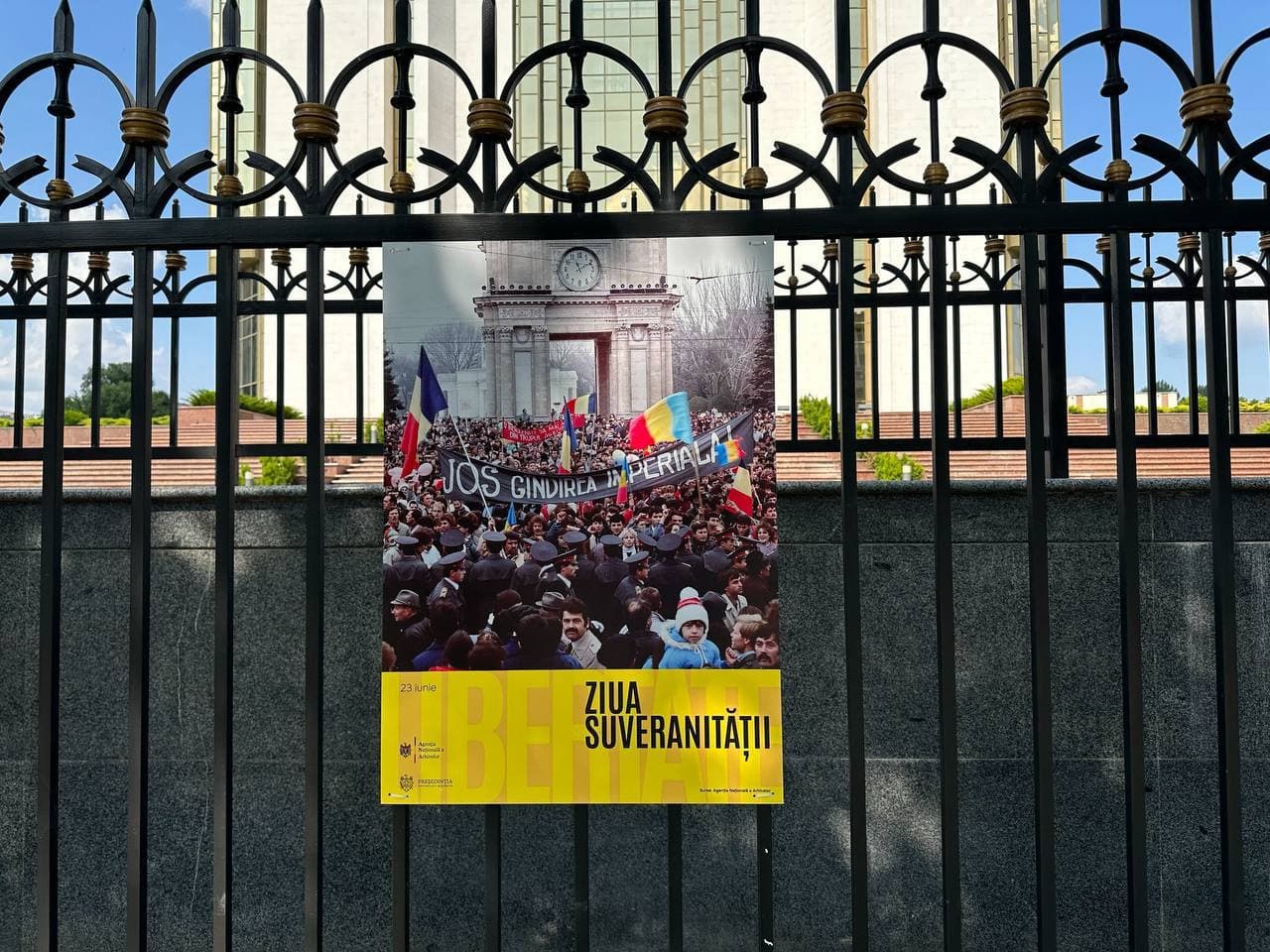Ziua Suveranității, marcată printr-un marș al autorităților și un miting al opoziției