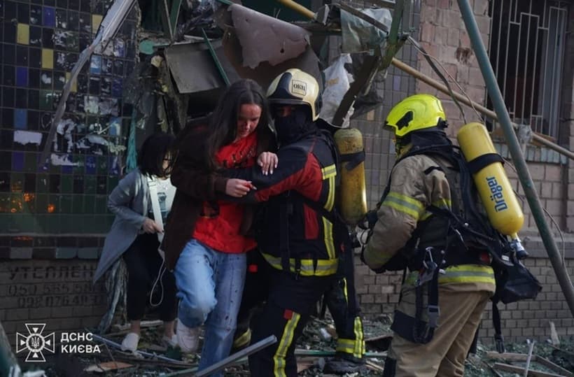 Cel puţin cinci morţi şi 20 de răniţi la Kiev, într-un ”atac masiv cu drone”