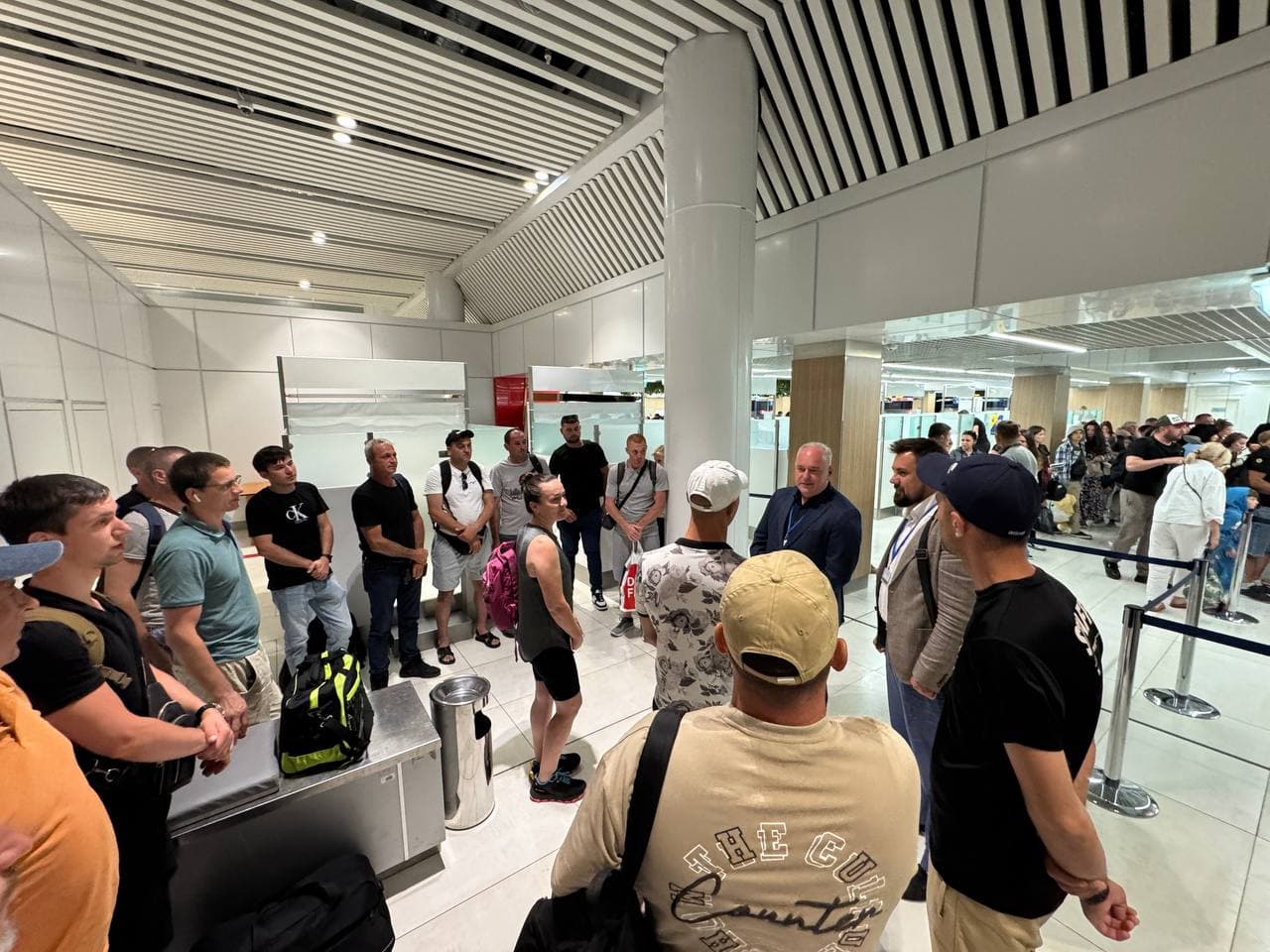 FOTO // 19 cetățeni moldoveni, evacuați cu succes din Israel cu sprijinul Ucrainei