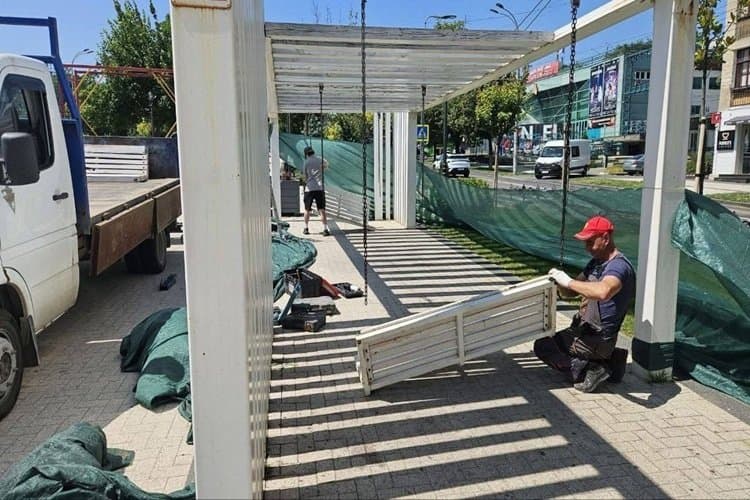 Leagănele de pe aleea „Grigore Vieru” au fost reinstalate după reparație