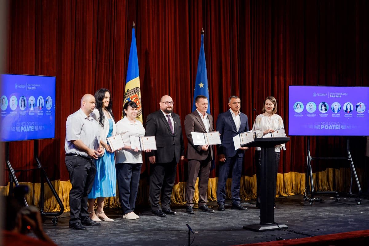 Funcționari publici, distinși cu diplome. Maia Sandu: R. Moldova are nevoie de profesioniști care cred în ea