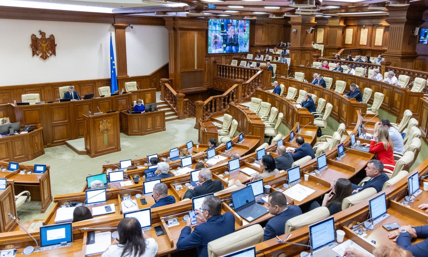 Parlamentul se întrunește joi în ședință plenară. Numirea judecătorilor Curții Constituționale și directorului adjunct al CNA, pe ordinea de zi