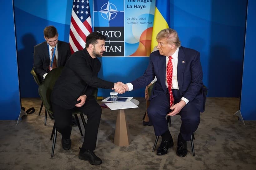 FOTO // Diplomaţia lui Zelenski. Preşedintele ucrainean şi-a calibrat garderoba la summitul NATO, unde s-a întâlnit cu Donald Trump