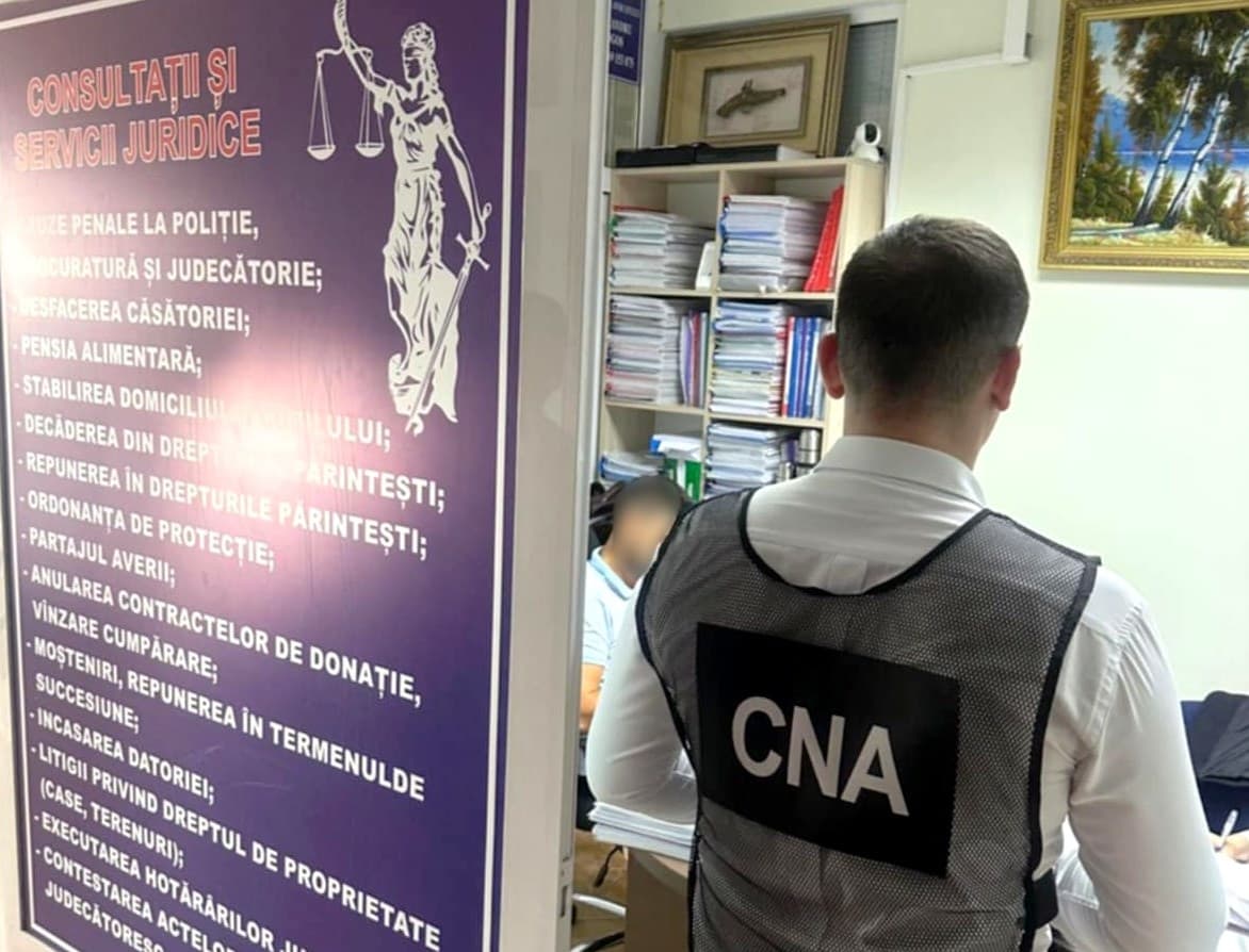 Un avocat din capitală, prins în flagrant de CNA cu o mită de 10 mii euro