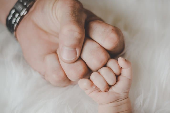 Concediu paternal extins pentru tații de gemeni sau tripleți