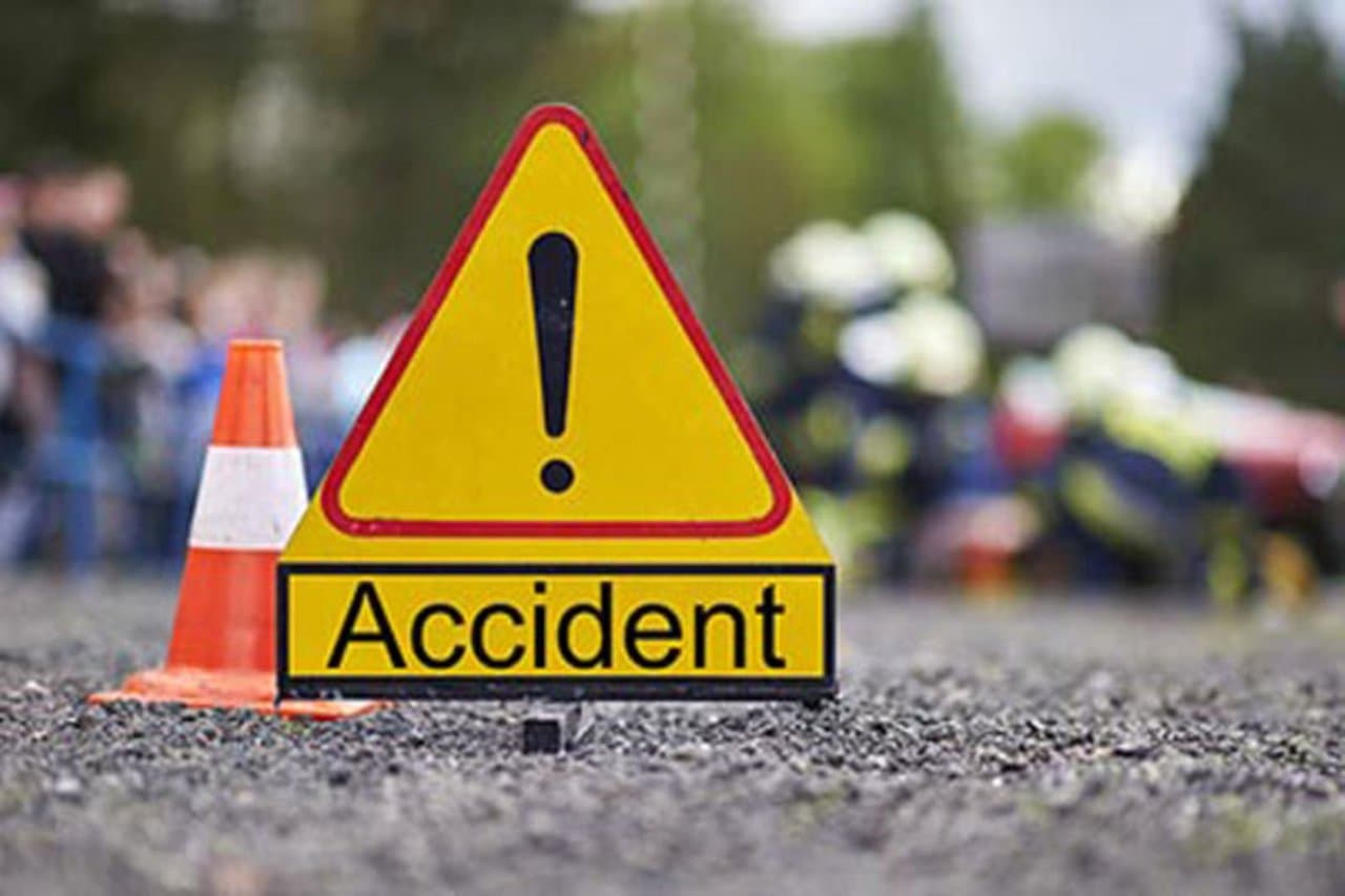 Accident la Step-Soci, un autobuz cu pasageri s-a ciocnit cu o mașină ieșită pe contrasens
