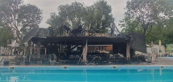 FOTO // Incendiu la un restaurant din Comrat. Cinci echipe de pompieri au luptat cu flăcările