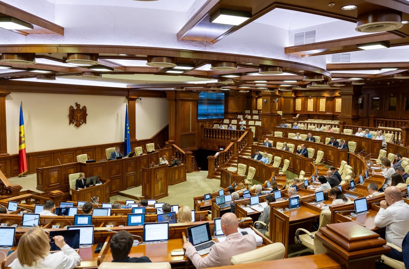 Sondaj: Patru forțe politice ar accede în viitorul Parlament