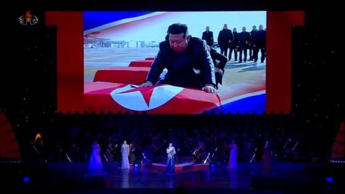 VIDEO // Ceremonie-spectacol la Phenian. Kim Jong-Un, tulburat în fața sicrielor cu soldați nord-coreeni uciși în luptele din Rusia
