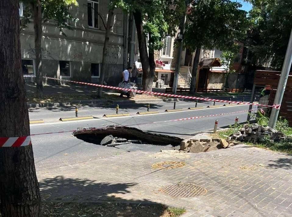 Chișinău // Ruptură de apeduct pe strada 31 August! Asfaltul s-a surpat