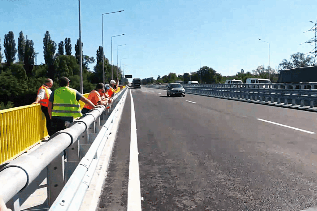 S-a redeschis circulația pe podul peste Bâc și pasajul feroviar de pe M1