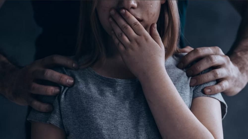 O minoră de 12 ani din capitală, violată și lăsată însărcinată de un asistent parental. Individul, trimis după gratii