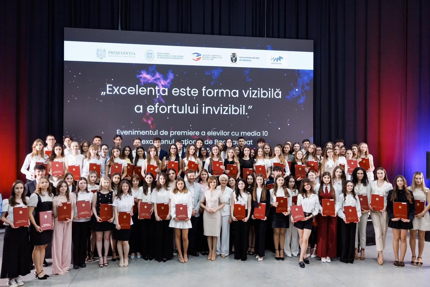 Absolvenții cu media 10 la bacalaureat, premiați de Maia Sandu: „Școala noastră merge într-o direcție bună, iar investițiile în educație dau roade”