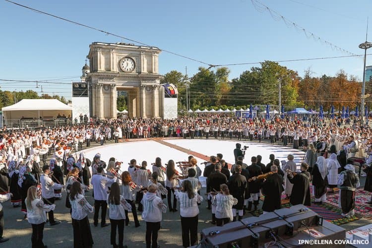 Copiii din diasporă vor explora virtual Chișinăul la o tabără de vară organizată pe Zoom