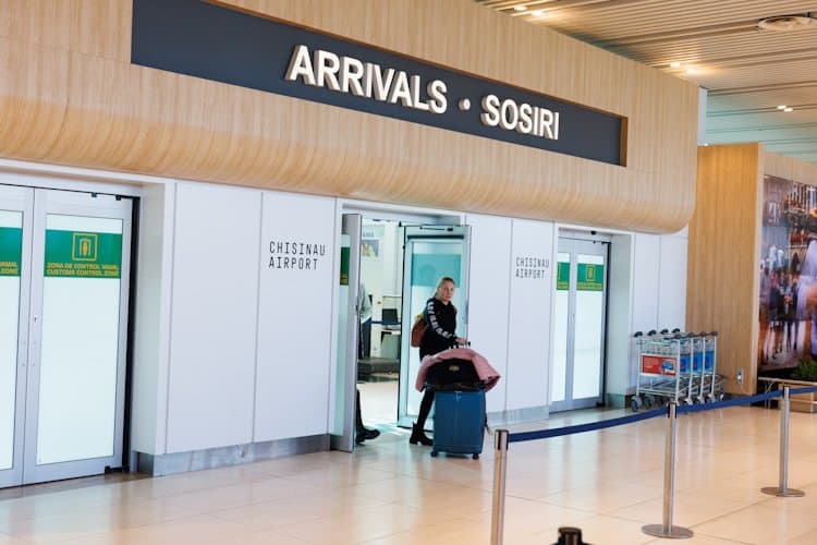 Pasagerii de la Paris au așteptat peste 28 de ore zborul spre Chișinău. Pot cere compensații
