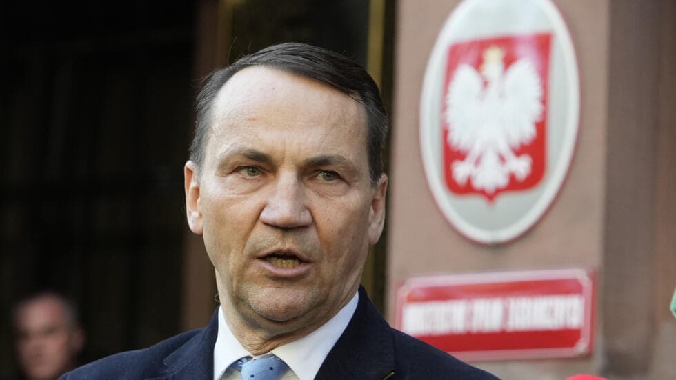 Polonia a trimis o notă de protest Rusiei după atacul masiv care a lovit ambasada de la Kiev: „Dronele nu ne vor speria”