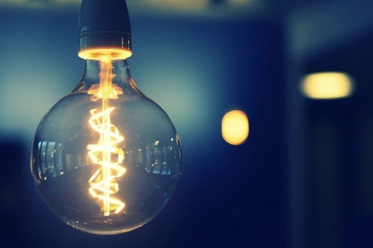 Principalii furnizori propun o ușoară ieftinire a energiei electrice