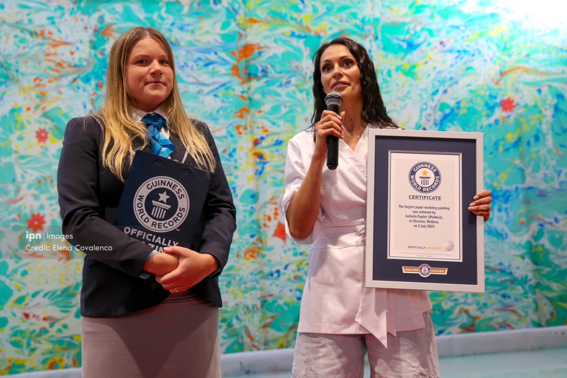 Record Guinness la Chișinău: pictorița Ludmila Cuptor a creat cea mai mare lucrare pe apă