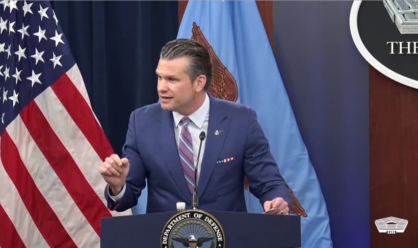 Şeful Pentagului, Pete Hegseth, a invocat în mod fals lipsa armelor pentru a opri livrările către Ucraina, acuză democraţii