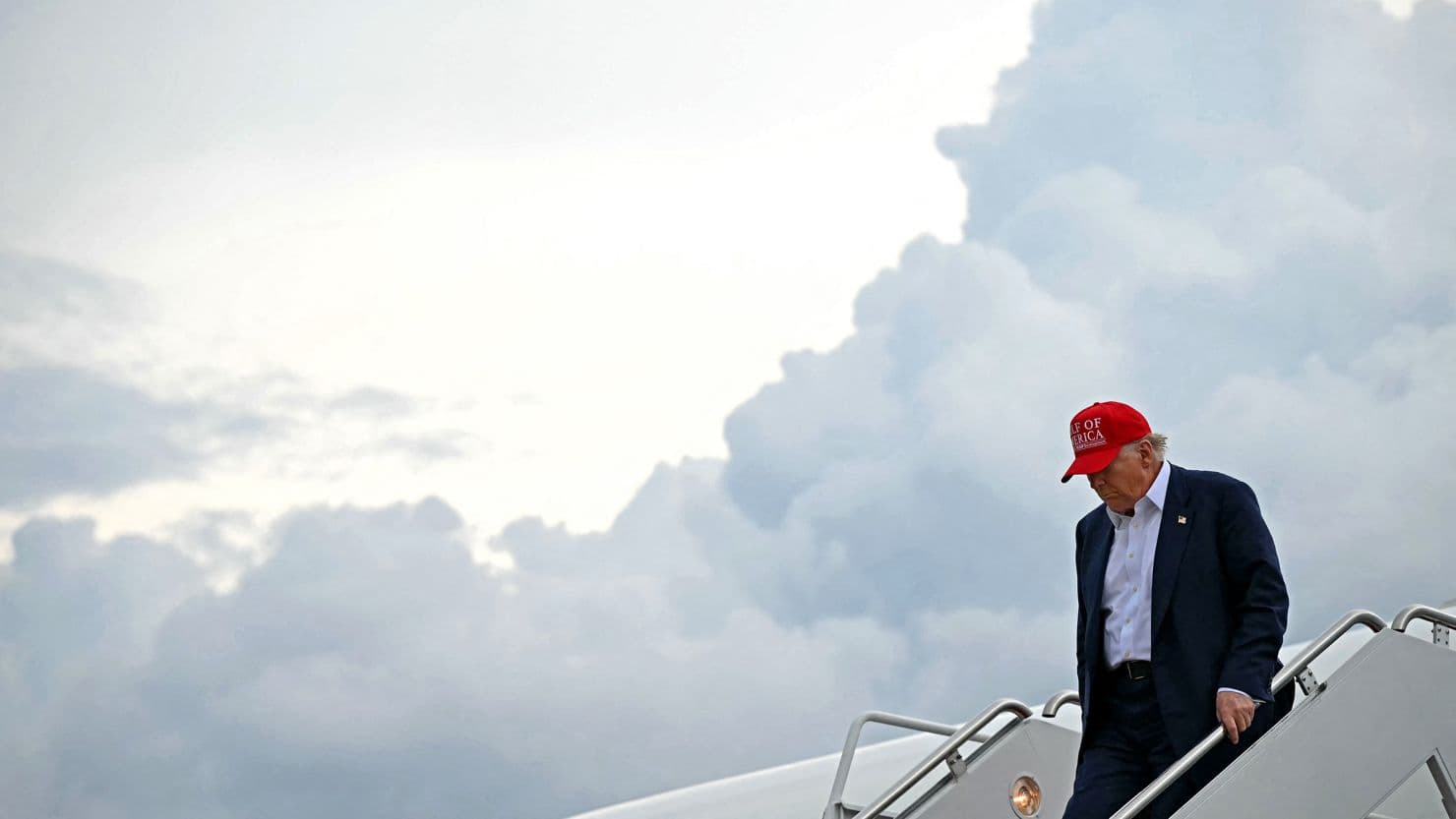 SUA: Președintele Donald Trump spune că ar putea impune o taxă suplimentară țărilor care se aliniază cu BRICS