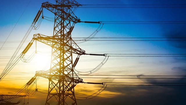 Vom plăti mai puțin pentru lumină. Cererile Premier Energy și FEE Nord, depuse la ANRE