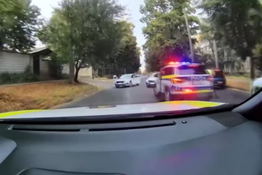 VIDEO // Urmărire periculoasă pe străzile capitalei. Șofer beat și agresiv, oprit cu forța de poliție