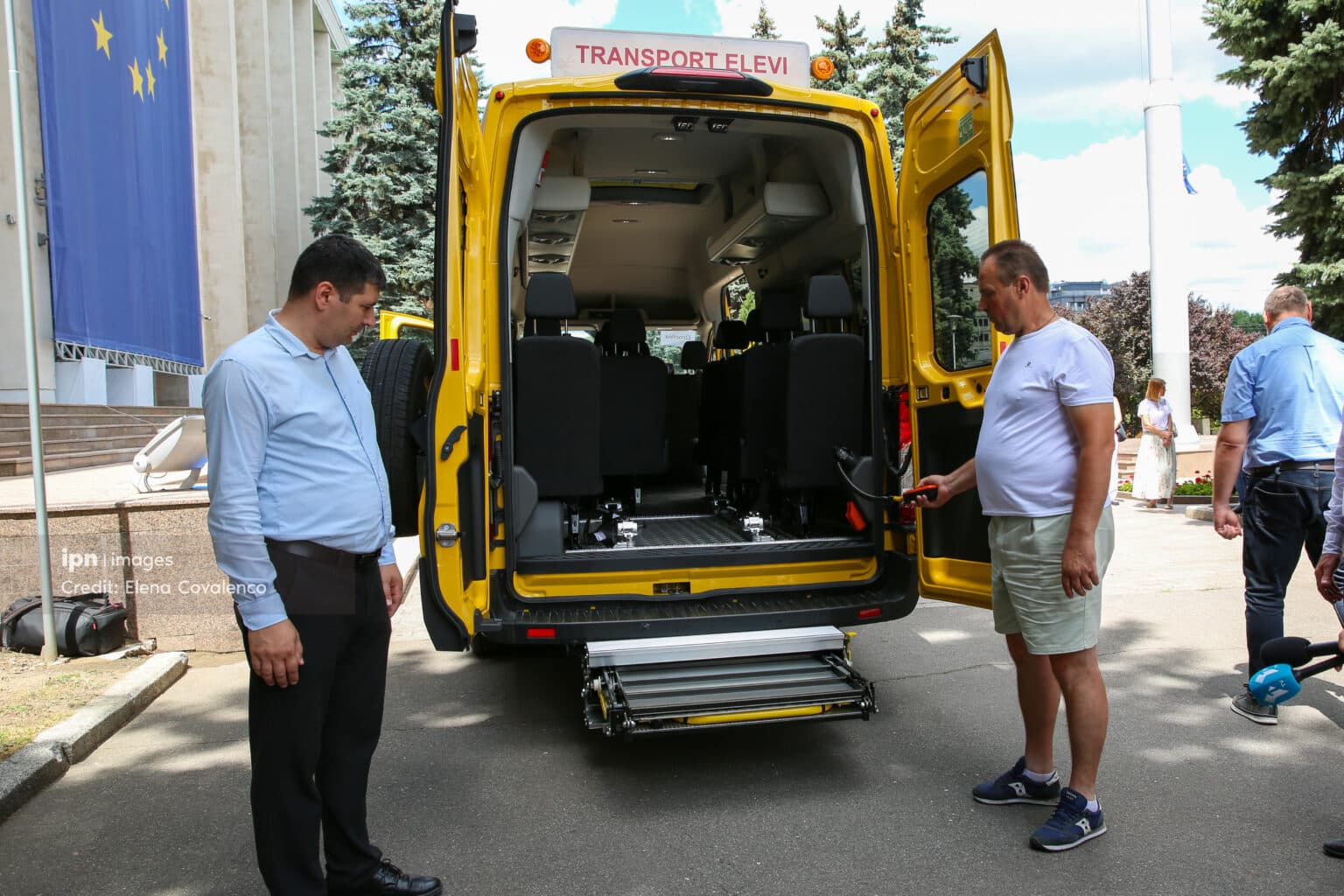 Microbuze adaptate pentru elevii cu dizabilități locomotorii, oferite școlilor