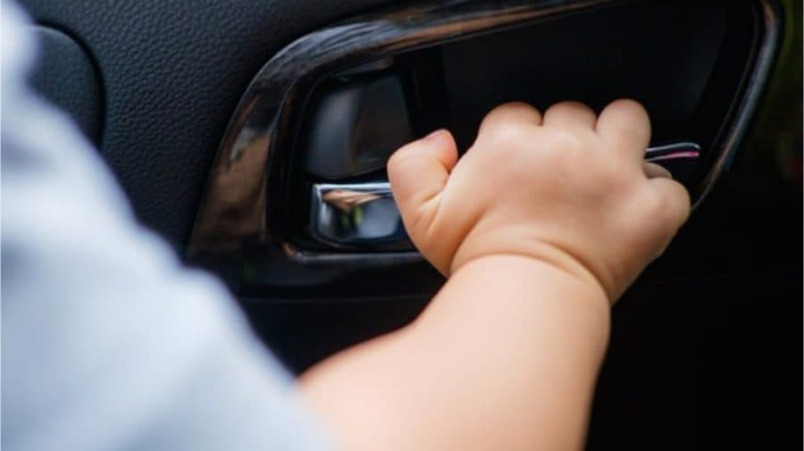 Alertă în capitală! Un copil blocat în mașină, salvat de angajații IGSU