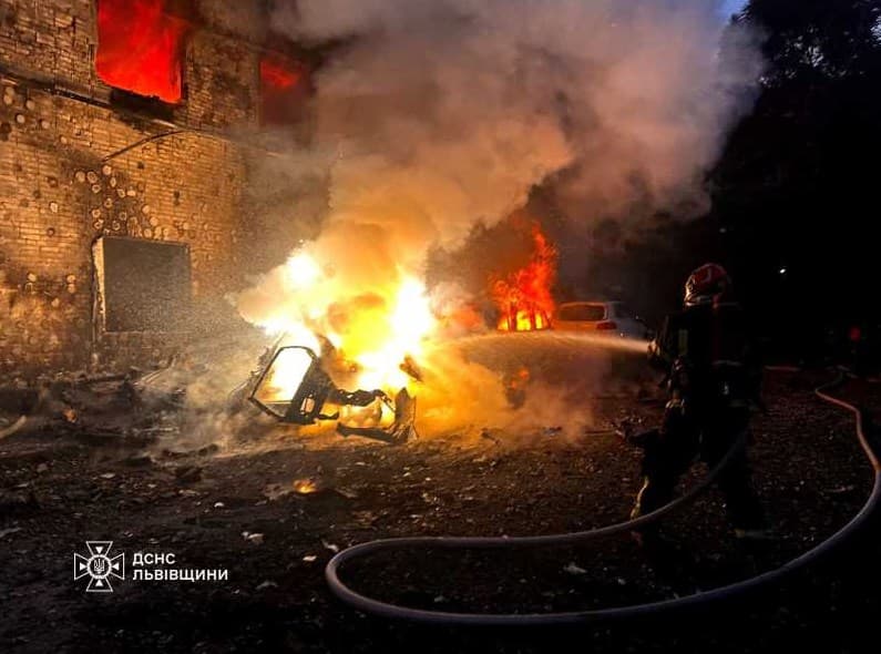 Ucraina // Un atac nocturn al Rusiei cu drone și rachete a ucis cel puțin două persoane în Cernăuți