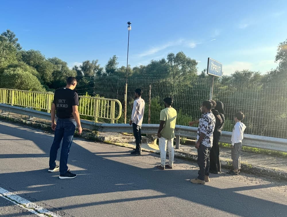 VIDEO // Tentativă eșuată de trecere ilegală a frontierei. Migranți din Sri Lanka și Irak, reținuți de polițiștii de frontieră