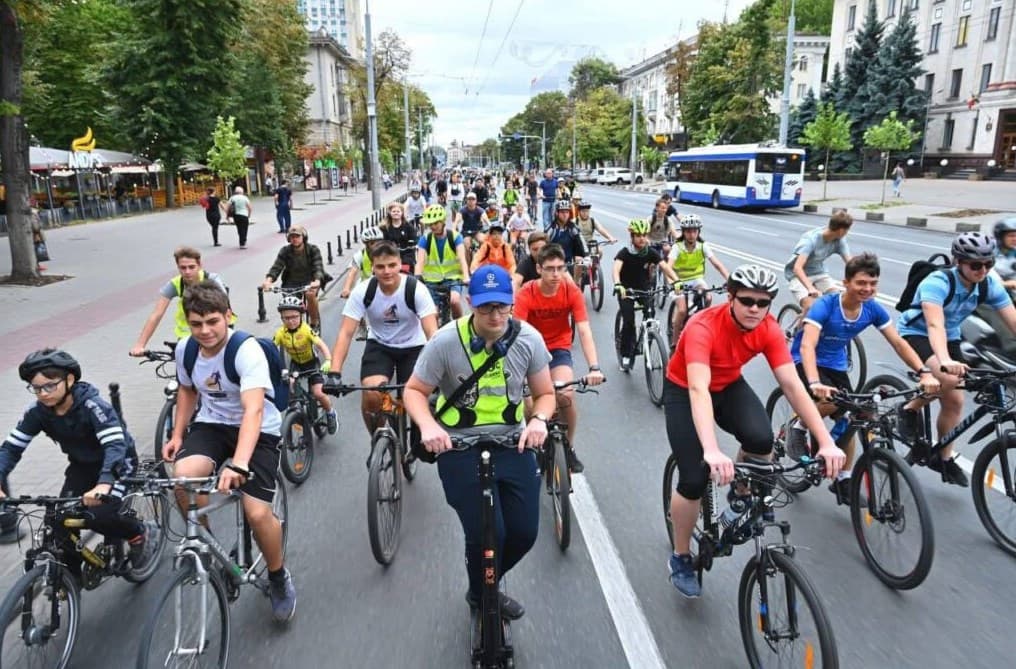 Chișinăul, animat de bicicliști! Zeci de participanți la Velo Road 2025