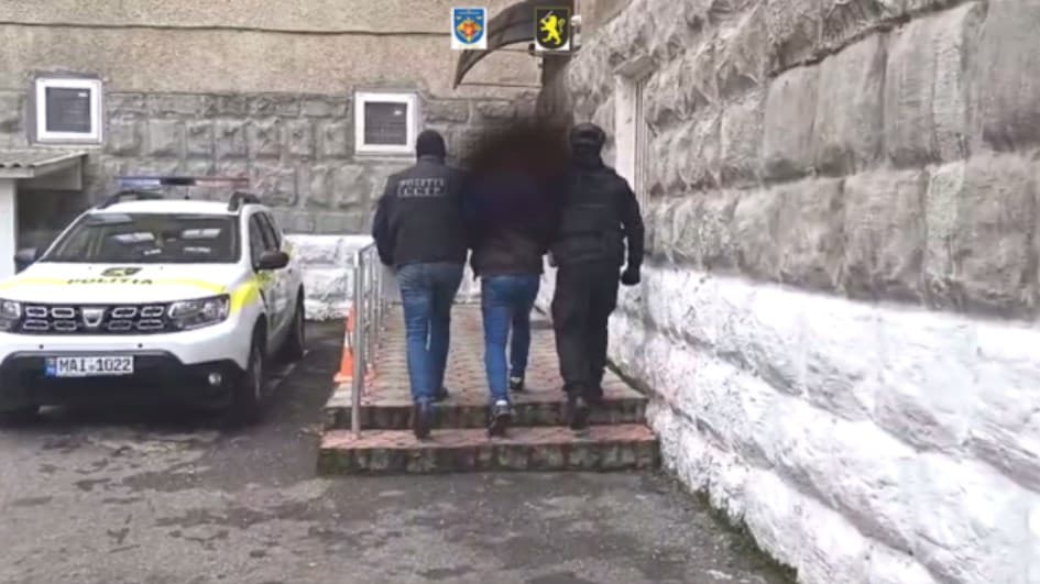VIDEO // Un taximetrist din capitală, trimis pe banca acuzaților pentru exploatarea sexuală a opt minore