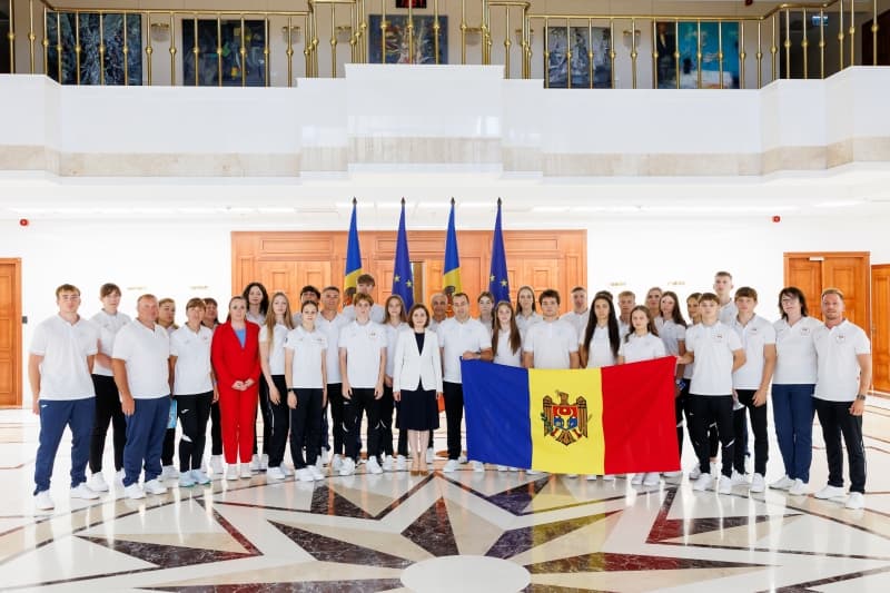 Drapelul R. Moldova, înmânat de Maia Sandu sportivilor care ne vor reprezenta la Festivalul Olimpic al Tineretului European