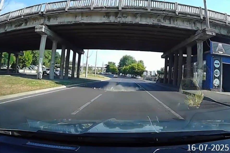 O porțiune din podul Ismail s-a desprins. Bucata de beton a căzut în fața unei mașini în trafic
