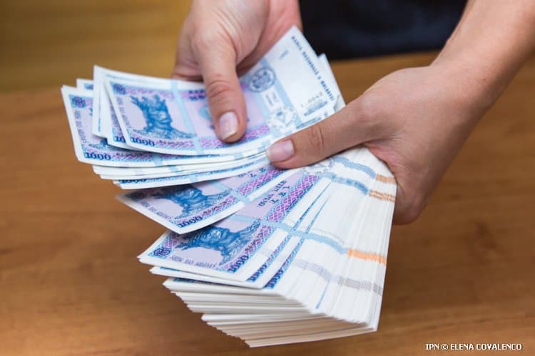 Mai multă protecție pentru cei care iau credite sau încheie polițe de asigurare