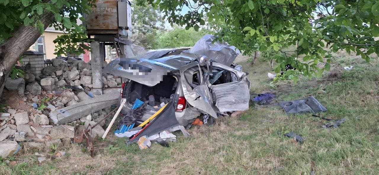FOTO // Tragedie la Drochia: Doi bărbați și-au pierdut viața după ce mașina s-a lovit violent de un transformator electric