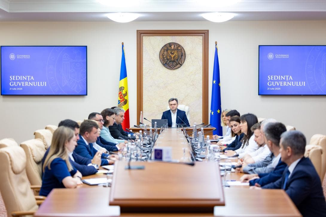 Guvernul a votat! 300 mii de elevi din clasele I-IX vor primi ajutor unic de 1000 de lei