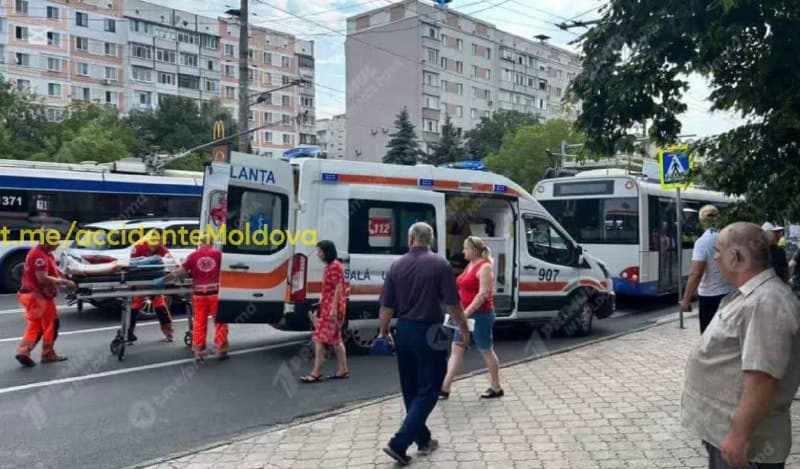 Buiucani // O fată de 13 ani, transportată la spital după ce a fost lovită de un troleibuz