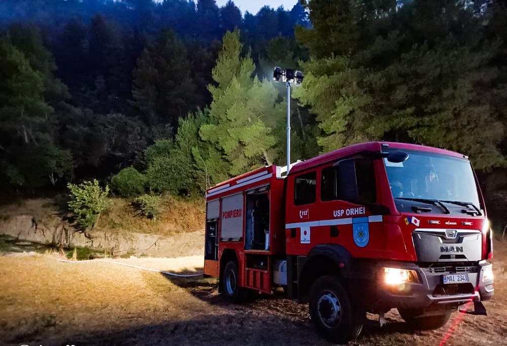 Cinci ore de luptă cu flăcările! Pompierii din R. Moldova, mobilizați la un incendiu uriaș în Grecia