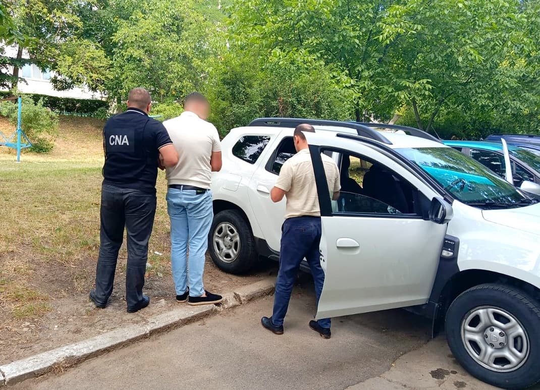 A cerut 4 mii de euro în schimbul a două permise de conducere. Un tânăr, cercetat penal