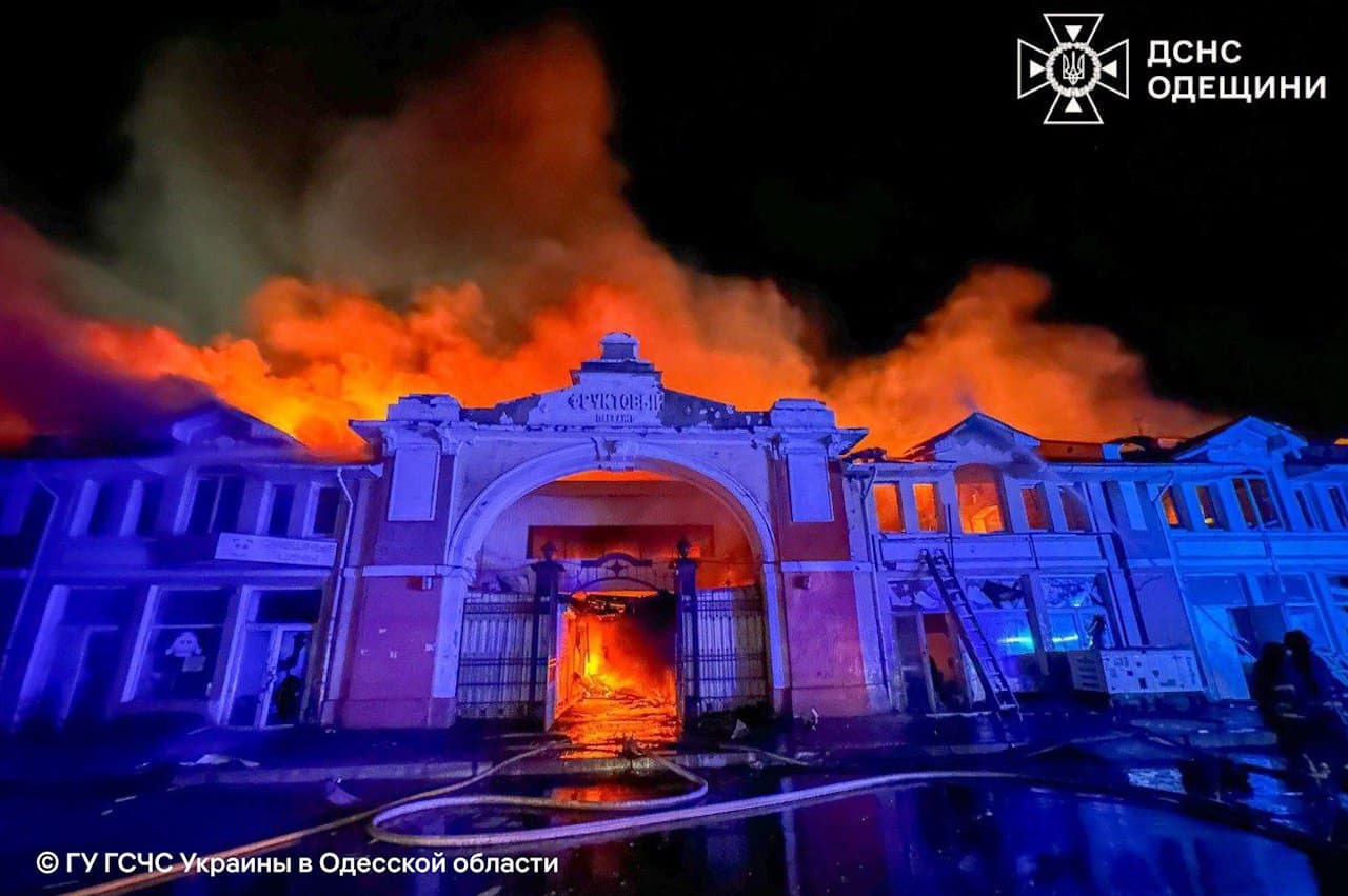 Piața emblematică din Odesa, cuprinsă de flăcări în urma unui atac rusesc